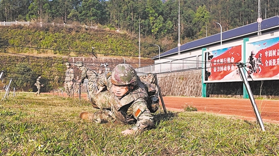 參訓(xùn)人員匍匐前進(jìn)通過障礙。陳建強(qiáng)