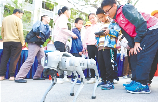 江門市青少年科技創(chuàng)新大賽設(shè)置五大區(qū)域，可以邊賽邊“玩”。