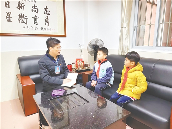 學(xué)生可直接向臺(tái)山市李星衢紀(jì)念學(xué)校校長(zhǎng)蘇金練（左一）反映問題。