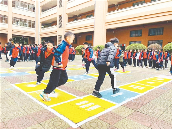 農(nóng)林雙朗小學(xué)學(xué)生在課間快樂玩耍。