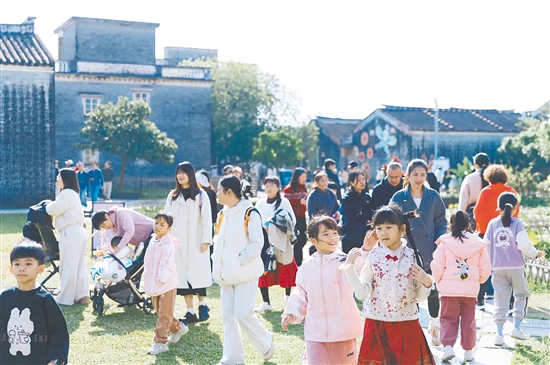 元旦假期，開平碉樓文化旅游區(qū)核心景區(qū)自力村游人如織。