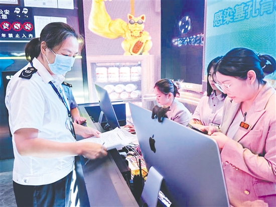 開平市人社局聯(lián)合公安、文廣旅體、消防等多部門開展聯(lián)合執(zhí)法檢查。