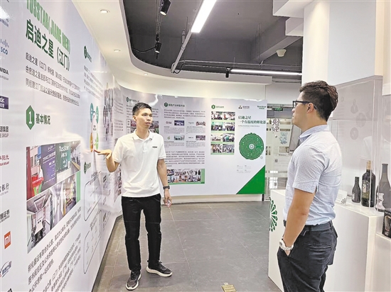 龐太武（左）向創(chuàng)業(yè)者講解企業(yè)孵化器和江海發(fā)展機(jī)遇。