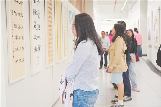 市民參觀“書香政協(xié)”江海區(qū)書法美術(shù)攝影作品展。