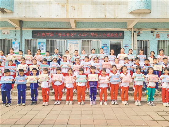 頒獎(jiǎng)活動(dòng)現(xiàn)場(chǎng)為三江鎮(zhèn)斬獲此次寫(xiě)作大會(huì)一、二、三等獎(jiǎng)的小作者以及優(yōu)秀指導(dǎo)老師頒發(fā)獎(jiǎng)狀