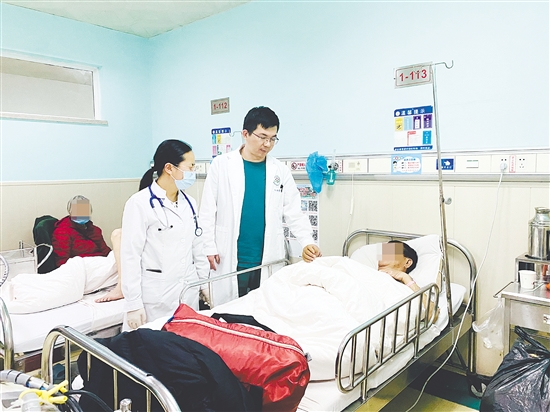 臺山市醫(yī)共體總院專家為基層病人進(jìn)行會診。