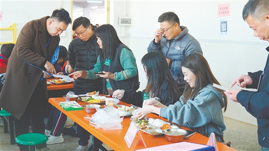 陪餐家長要對菜品的價格、色澤、口感、營養(yǎng)搭配等進行逐一評價。黃穎欣