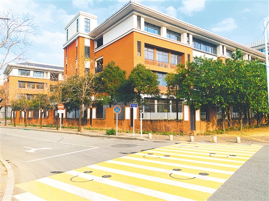 彩色斑馬線既保障兒童安全出行，更為城市道路增添了亮麗風(fēng)景線。