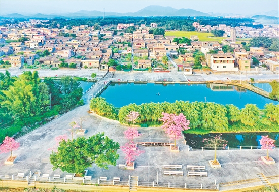 址山鎮(zhèn)昆中村推進(jìn)綠美鄉(xiāng)村提質(zhì)行動(dòng)，繪就共建共享的生態(tài)畫卷。圖為新建成的昆中村觀龍公園。