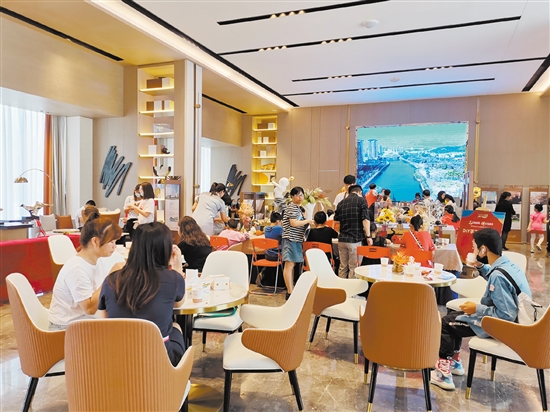 江門二沙島銷售中心坐滿了前來看房的客人。