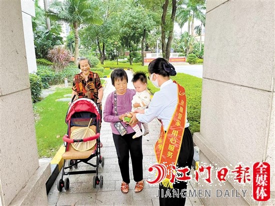 在碧桂園小區(qū)經(jīng)?？梢娢飿I(yè)工作人員的暖心服務(wù)。