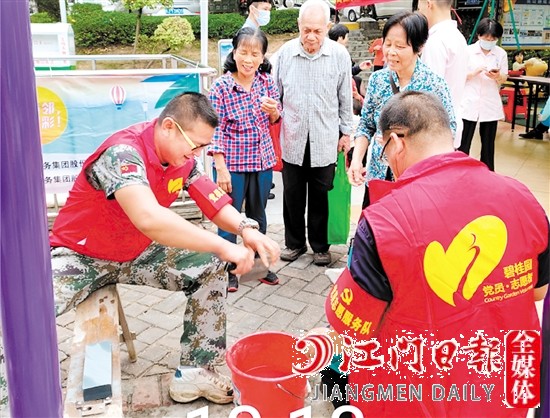 碧桂園物業(yè)工作人員提供暖心服務(wù)，提升業(yè)主的滿意度和幸福感。