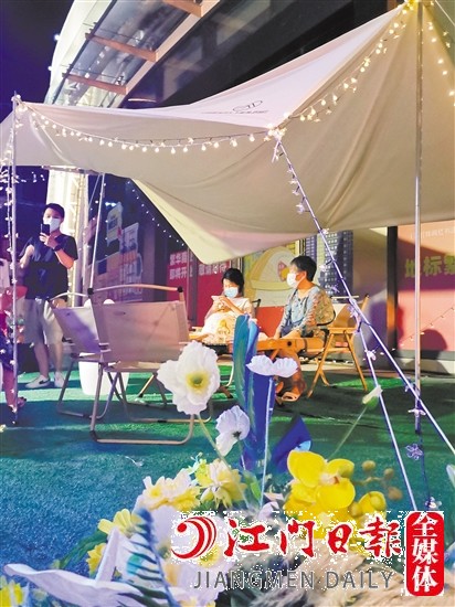 市民和家人一起享受夜晚休閑好時光。