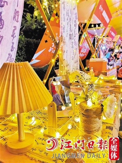 一串串彩燈次第閃亮，時尚而耀眼。