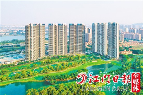 蒲葵之夢(mèng)·天心被綠茵環(huán)繞，與高爾夫球場(chǎng)無(wú)距接壤。