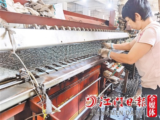 工作人員進(jìn)行現(xiàn)場(chǎng)作業(yè)。