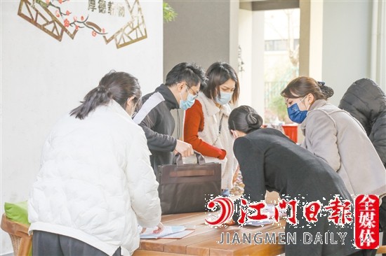 業(yè)主正在辦理收樓手續(xù)。