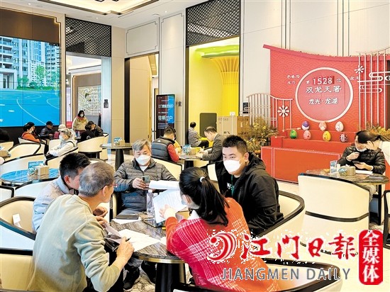 春節(jié)期間，不少市民到樓盤看房。