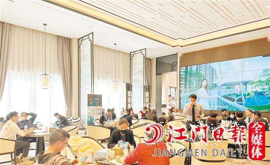 樓盤營銷中心洽談區(qū)座無虛席。