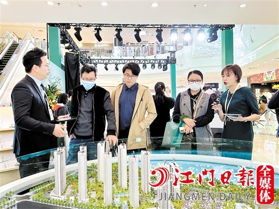 城市展廳的開放，吸引不少市民前來了解項目詳情。