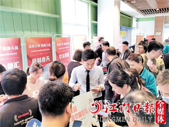 活動現(xiàn)場，房企工作人員為企業(yè)職工介紹項目信息。