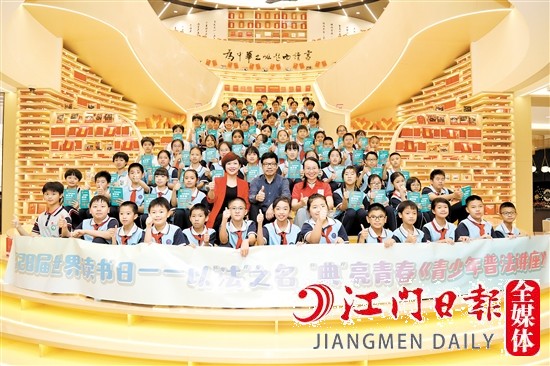 參會(huì)人員及學(xué)生代表合影留念。