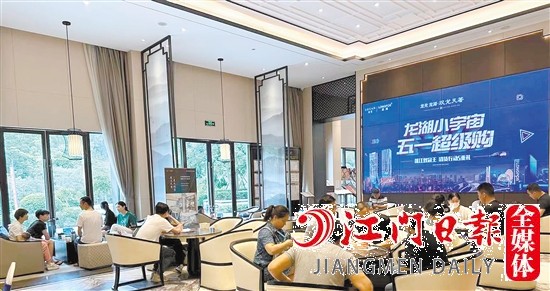 “五一”假期，不少市民選擇去看房。