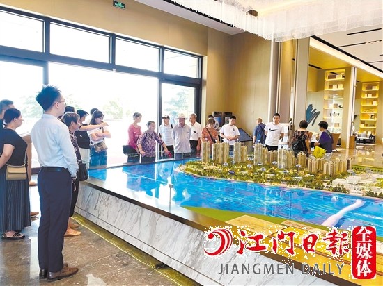 高質(zhì)量供需對接活動把市民“請進(jìn)來”，組織了看房團(tuán)走進(jìn)樓盤。