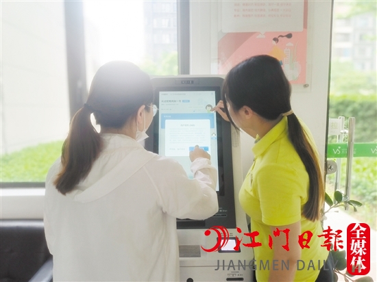 萬(wàn)科金域國(guó)際“鳳梨一號(hào)”自助服務(wù)一體機(jī)為小區(qū)業(yè)主提供一站式服務(wù)。