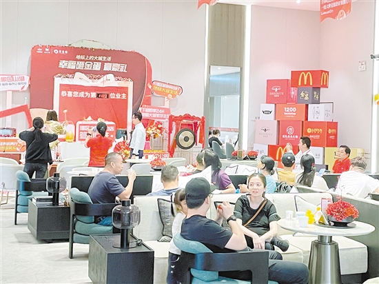 新政實(shí)施的首個(gè)周末，中鐵建·鐵建城人氣較旺。