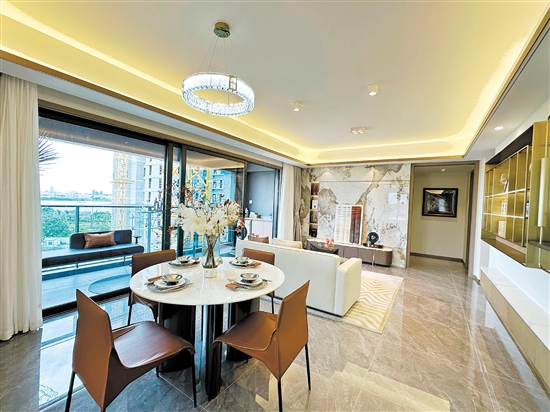 “雙節(jié)”將至，不少項(xiàng)目加推新產(chǎn)品。圖為綠城濱江·潮聞東方建筑面積143平方米的樣板房。