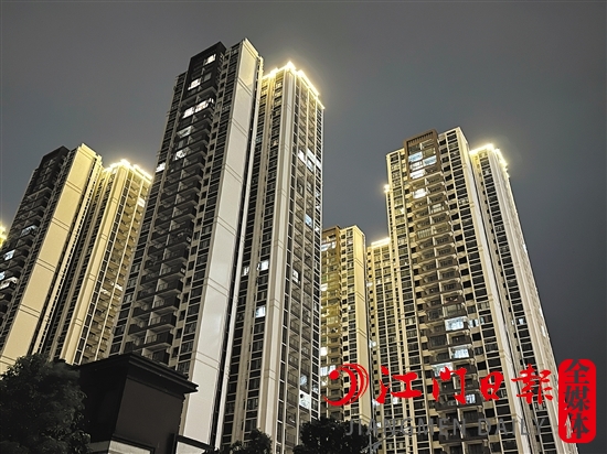 濱江新區(qū)一樓盤晚上亮燈情況。