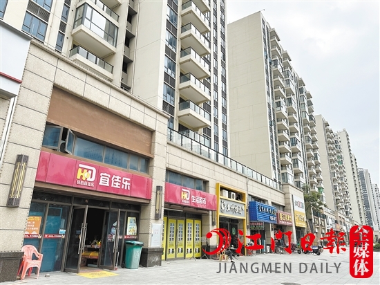 濱江新區(qū)一樓盤外面的商鋪很多，但人氣不旺。