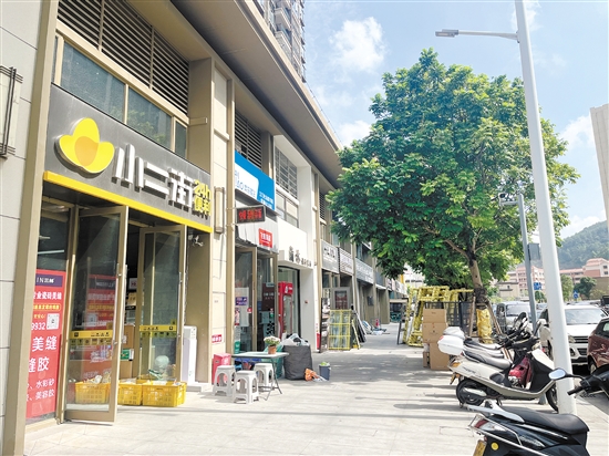 小區(qū)外面商鋪大多是一些小型便利店和快餐店，可以選擇的不多。
