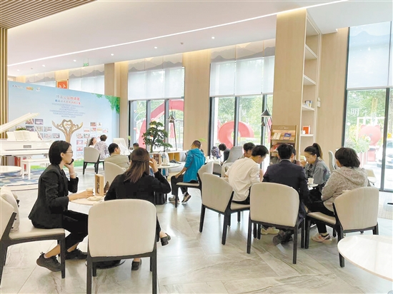 樓盤(pán)促銷活動(dòng)吸引了不少消費(fèi)者的目光。