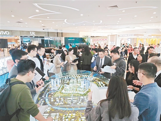 江發(fā)地產(chǎn)城市展廳開放現(xiàn)場(chǎng)。