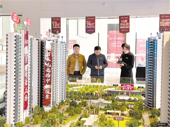 房企加大促銷，吸引市民看房。