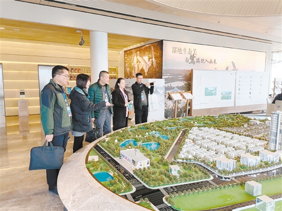 專家評審團(tuán)實(shí)地考察了解報名樓盤的情況。