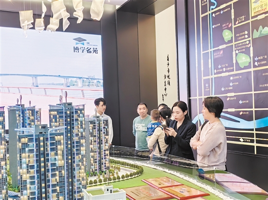 今年樓市持續(xù)回暖。圖為市民在看房。