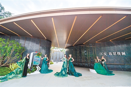 江發(fā)·翡翠觀瀾精心打造營銷中心，迎接八方來客。