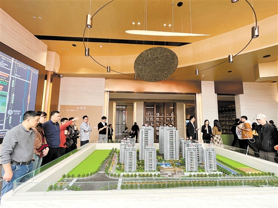 親鄰會(huì)所及樣板間開放當(dāng)天，駿景灣天悅營(yíng)銷中心熱鬧非凡。