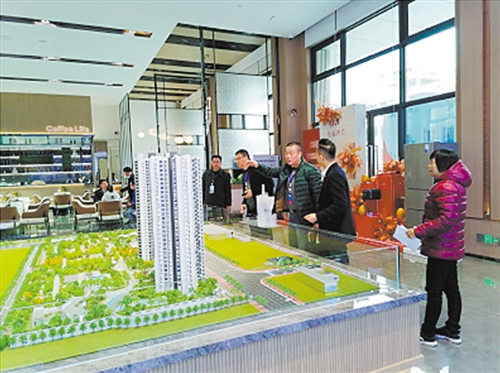 專家評審團現(xiàn)場進行走訪。