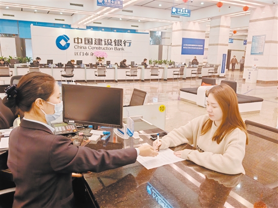 市民在辦理公積金業(yè)務(wù)。