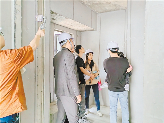 業(yè)主進入工地進行“實地考察”。