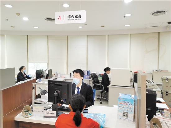 過去一年，我市出臺了一系列公積金惠民政策，方便了許多市民。