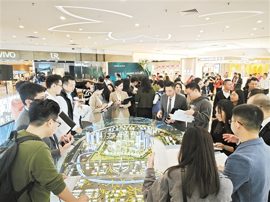 到訪江發(fā)地產(chǎn)城市展廳的市民絡(luò)繹不絕。