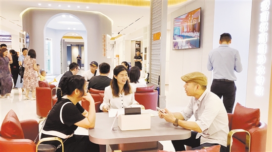 開業(yè)當(dāng)天，不少市民在現(xiàn)場咨詢。