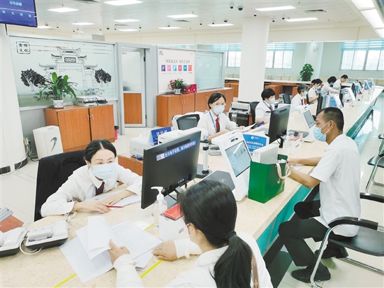 申請使用住宅專項(xiàng)維修資金的市民越來越多。