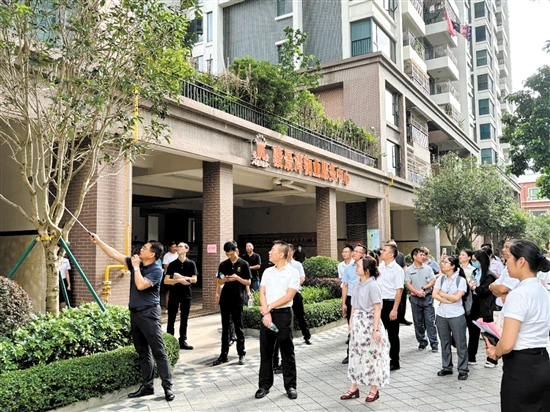 學(xué)員們?cè)谖飿I(yè)小區(qū)進(jìn)行實(shí)務(wù)培訓(xùn)。