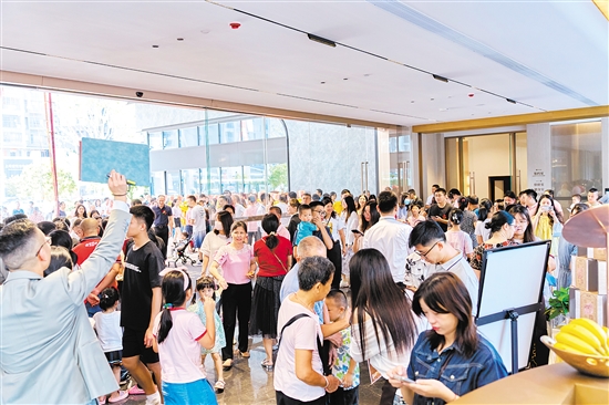 國(guó)慶假期，鶴山市駿景灣·品悅項(xiàng)目“人從眾”。